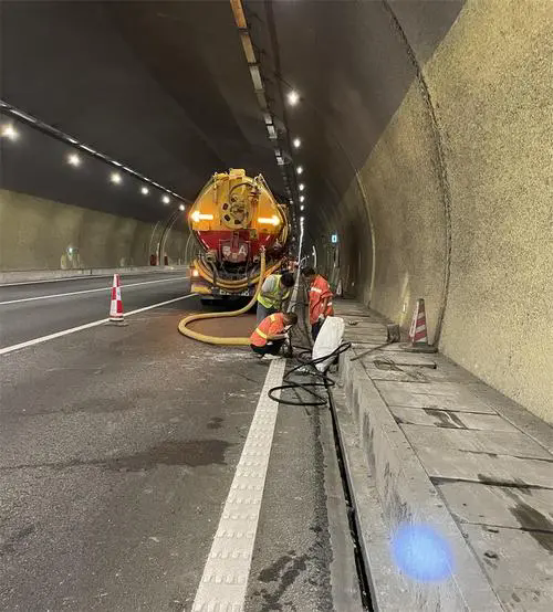 东明隧道排水渠清淤